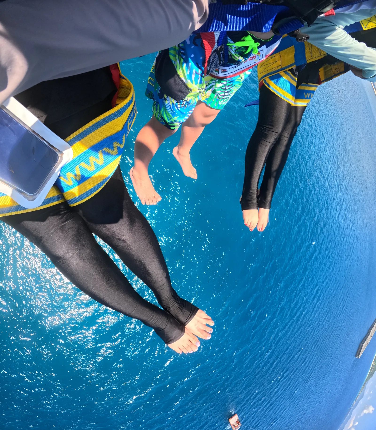 ハーネスから見下ろす足元と青い海