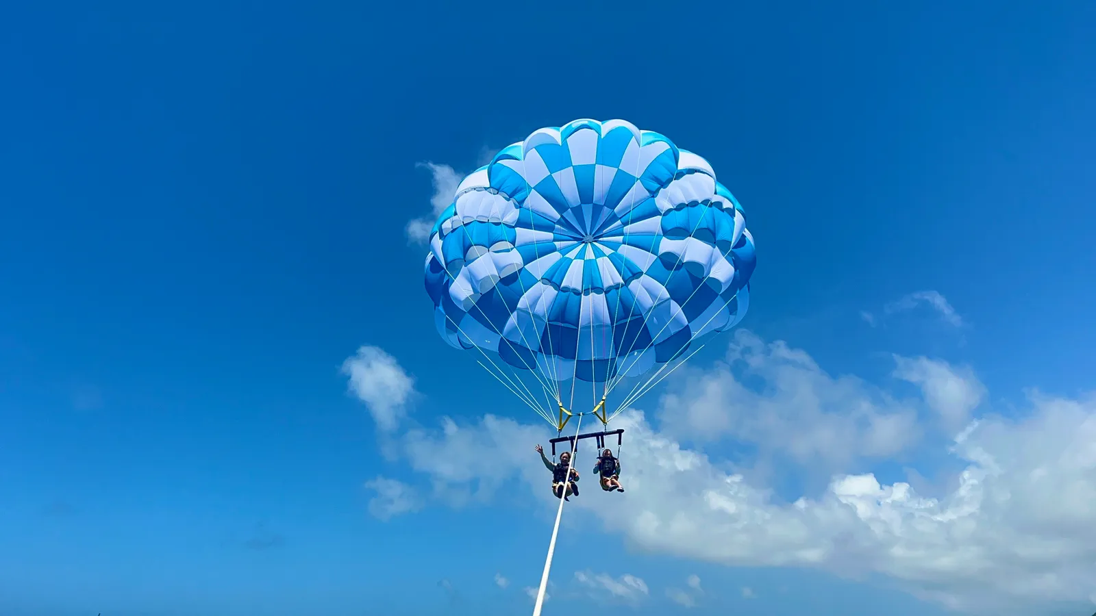 青空に浮かぶパラセーリングのパラシュート